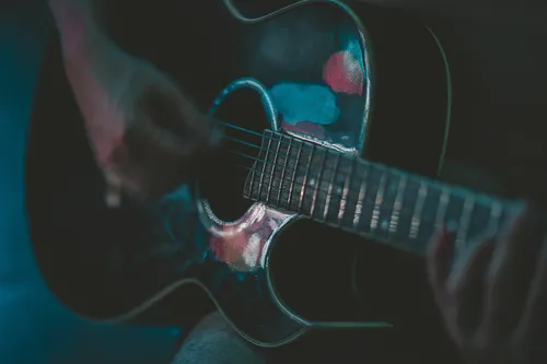 Гитара Обои на телефон человек, держащий гитару