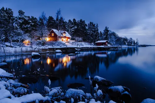 Зимний Лес Обои на телефон домик у озера со снегом