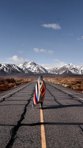 Калифорния Обои на телефон человек, идущий по дороге с заснеженными горами на заднем плане