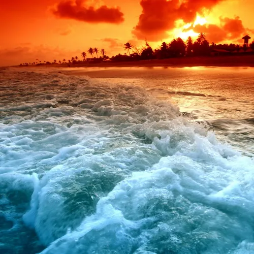 Красивое Фото Обои на телефон волны разбиваются на пляже