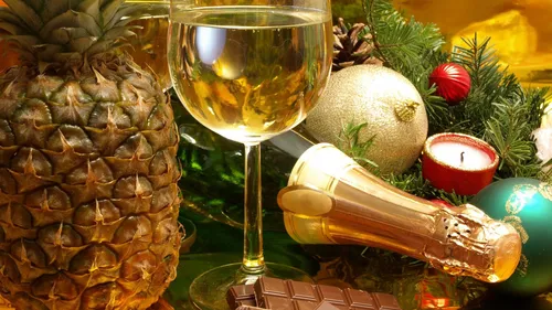 Красивые Новогодние Обои на телефон бокал шампанского рядом с елкой и бутылка шампанского