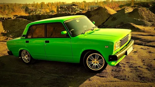 Лада Обои на телефон зеленый автомобиль, припаркованный на грунтовой дороге