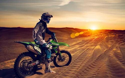 Мотокросс Обои на телефон человек на мотоцикле в пустыне