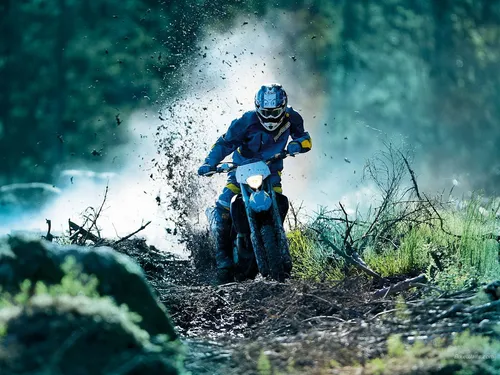 Мотокросс Обои на телефон человек, катающийся на мотоцикле в лесу