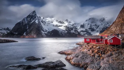 Норвегия Обои на телефон красный дом у озера с заснеженными горами на заднем плане