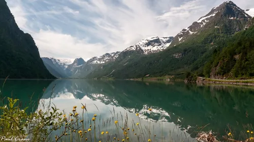 Норвегия Обои на телефон озеро в окружении гор