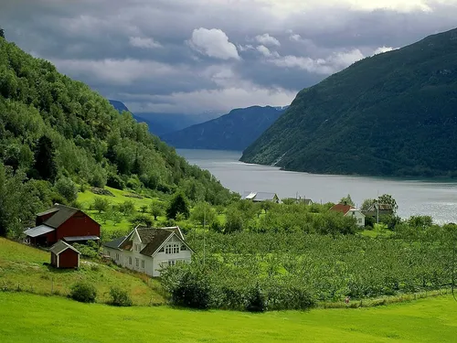 Норвегия Обои на телефон маленький городок у озера