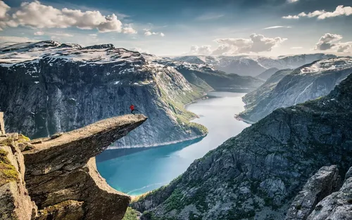 Норвегия Обои на телефон человек взбирается на скалу
