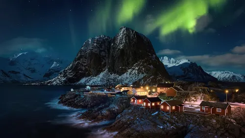 Норвегия Обои на телефон город у воды с горой на заднем плане