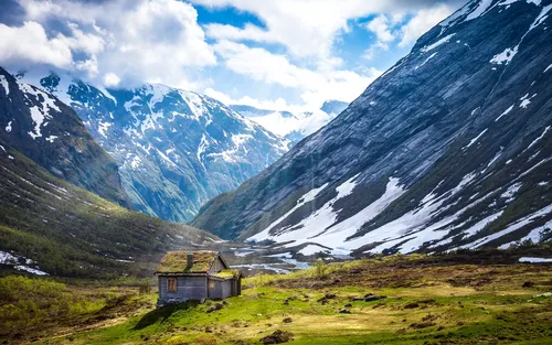Норвегия Обои на телефон дом в долине между горами