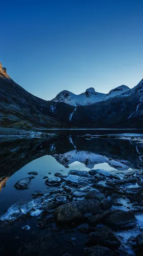 Норвегия Обои на телефон река, протекающая по заснеженному горному региону