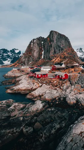 Норвегия Обои на телефон группа зданий на скалистом утесе у водоема