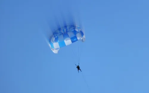 В Клеточку Обои на телефон человек, прыгающий с парашютом в воздухе