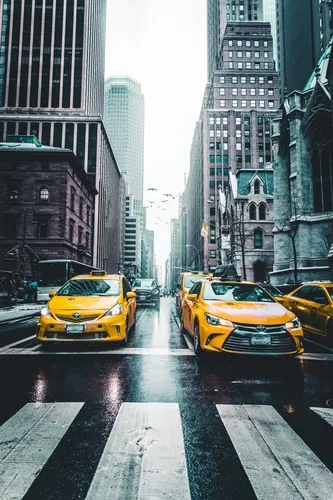 Америка Обои на телефон группа желтых автомобилей на улице в городе