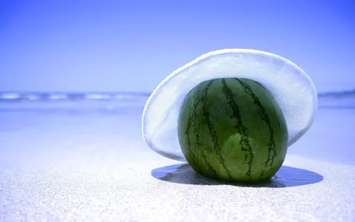 Арбуз Обои на телефон зелено-белый шар на белой поверхности