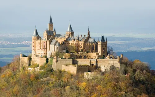 Замок Обои на телефон замок на холме с замком Гогенцоллерн на заднем плане