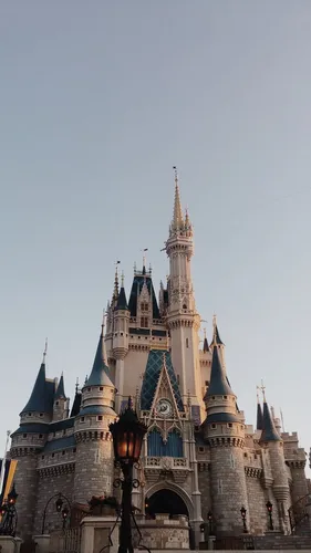 Замок Обои на телефон замок с голубыми крышами