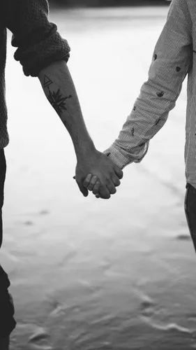 Про Любовь Обои на телефон мужчина и женщина держатся за руки