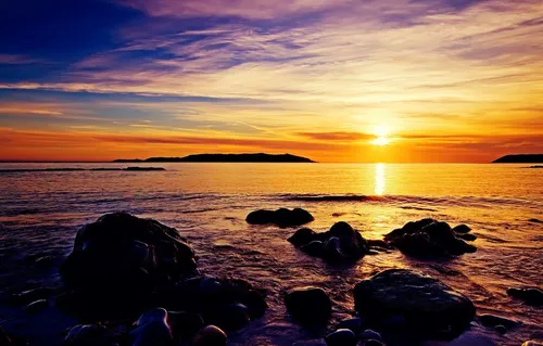 Рассвет Обои на телефон каменистый пляж с закатом