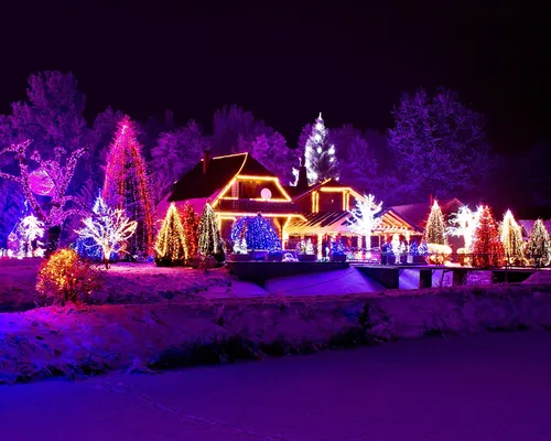 Зима Новый Год Обои на телефон дом с рождественскими огнями