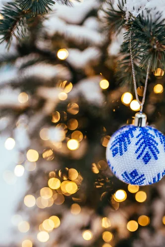 Зима Новый Год Обои на телефон украшенное дерево с подсветкой