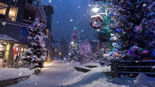 Зима Новый Год Обои на телефон снежная улица с деревьями и огнями