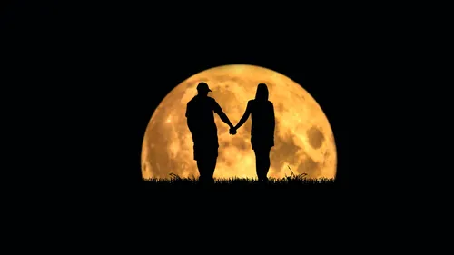 Парные Для Пары Обои на телефон силуэт пары людей, держащихся за руки перед полной луной
