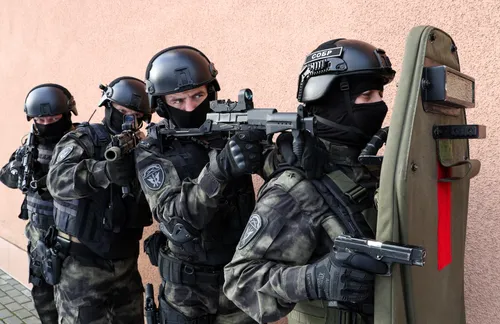 Росгвардия Обои на телефон группа людей в военной форме с оружием
