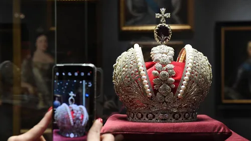 Российская Империя Обои на телефон корона на столе
