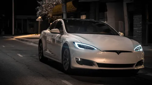 Тесла Обои на телефон серебристый автомобиль, припаркованный на улице