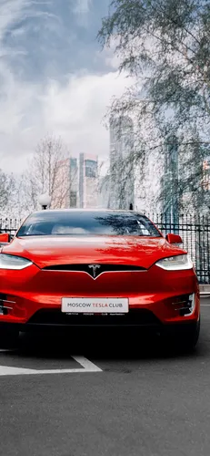 Тесла Обои на телефон красный автомобиль, припаркованный на парковке с фонтаном на заднем плане