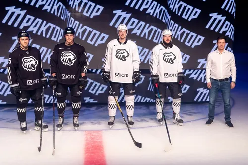 Лукаш Седлак, Рик Нэш, Сергей Калинин, Хк Трактор Обои на телефон группа мужчин в хоккейной форме, стоящих на льду