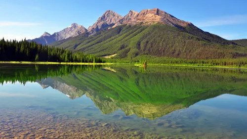 3Д Природа Обои на телефон озеро с горами на заднем плане