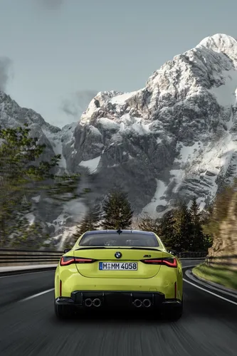 Bmw M4 Обои на телефон желтый спортивный автомобиль на дороге с заснеженными горами на заднем плане