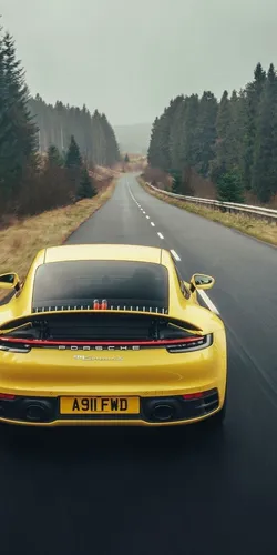 Porsche 911 Обои на телефон желтый спортивный автомобиль на дороге