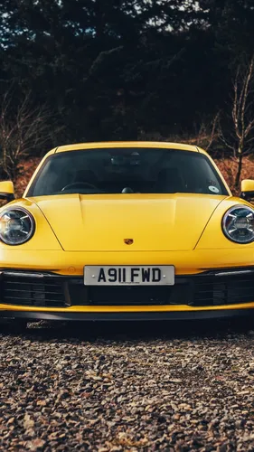 Porsche 911 Обои на телефон желтый автомобиль, припаркованный на дороге