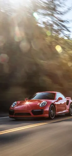 Porsche 911 Обои на телефон красный спортивный автомобиль, движущийся по дороге