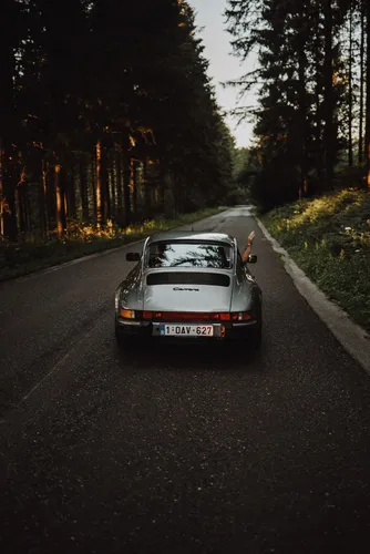 Porsche 911 Обои на телефон автомобиль на дороге с деревьями по обе стороны