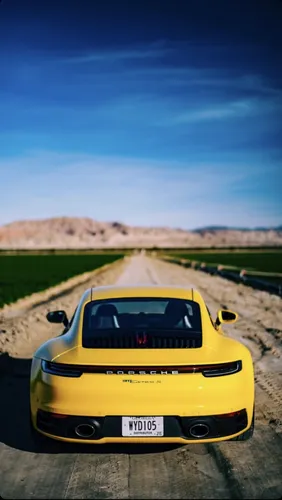 Porsche 911 Обои на телефон желтый автомобиль на дороге