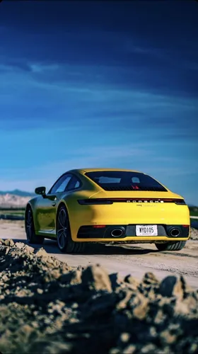Porsche 911 Обои на телефон желтый спортивный автомобиль