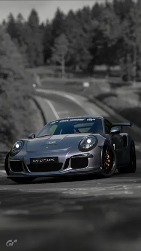 Porsche 911 Обои на телефон черно-белый гоночный автомобиль на дороге с деревьями на заднем плане