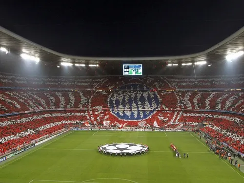 Бавария Мюнхен Обои на телефон футбольный стадион с полем и игроками на поле