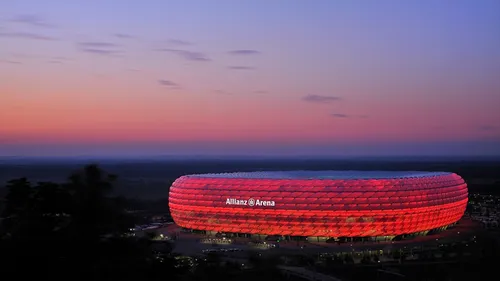Бавария Мюнхен Обои на телефон большое красное здание на фоне Allianz Arena