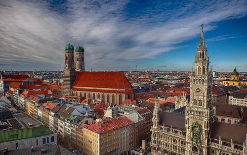 Бавария Мюнхен Обои на телефон большой город с часовой башней на фоне мюнхенской Фрауэнкирхе