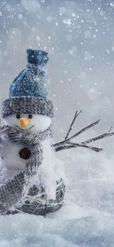 Зимние Hd Обои на телефон снеговик в шапке и шарфе на снегу