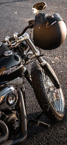 Harley Davidson Обои на телефон мотоцикл, припаркованный на обочине дороги
