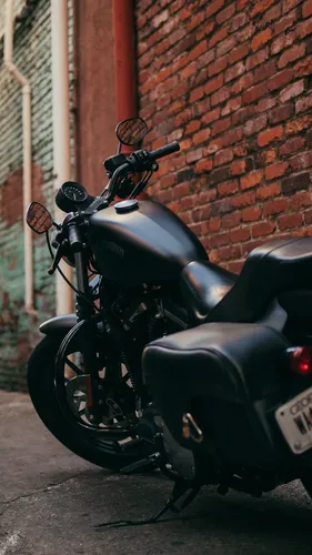 Harley Davidson Обои на телефон черный мотоцикл, припаркованный рядом с кирпичной стеной