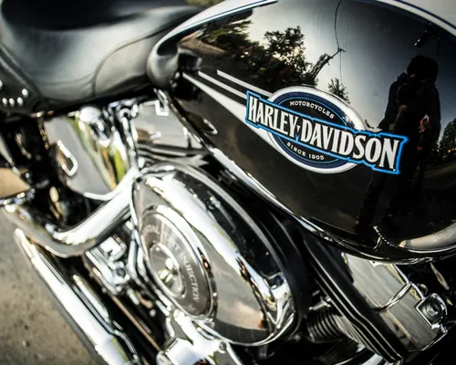 Harley Davidson Обои на телефон мотоцикл припаркован перед автомобилем