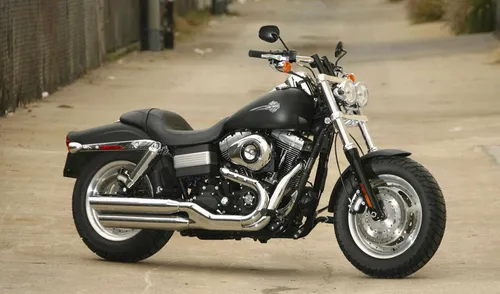 Harley Davidson Обои на телефон черный мотоцикл, припаркованный на улице