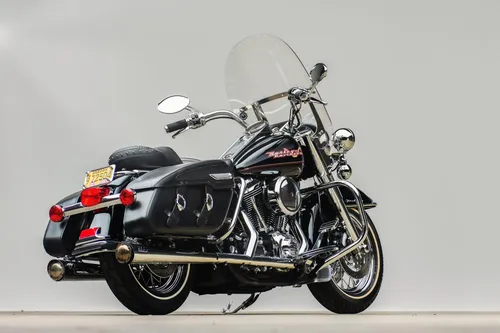 Harley Davidson Обои на телефон черный мотоцикл с боковым зеркалом